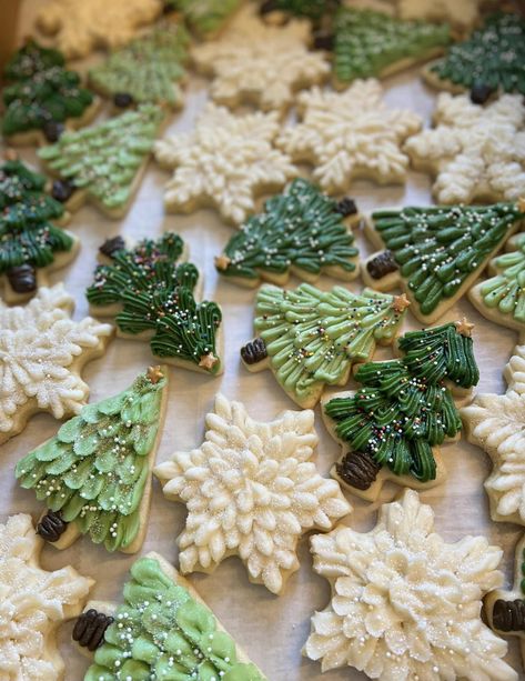 Frosted Wedding Cookies, Christmas Tree Cutout Cookies, Sugar Cookies Christmas Decorated, Easy Decorated Christmas Cookies, Christmas Cookie Ideas, Buttercream Cookies, Christmas Sugar Cookies Decorated, Christmas Cutouts, Sugar Cookie Designs