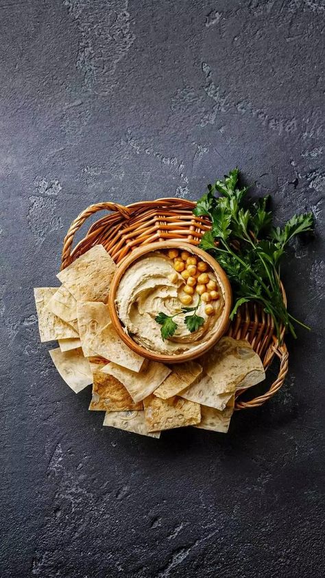 Aesthetic Food Photography, Creamy Hummus, Arabian Food, Food Art Photography, Lebanese Recipes, Fruit Cocktails, Hummus Recipe, Burger Buns, Middle Eastern Recipes