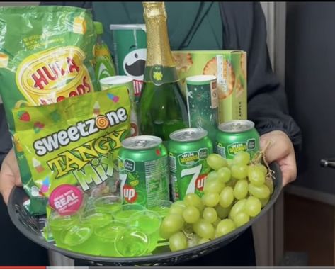 Green Board Food, Green Platter Ideas, Green Food Tray Ideas, Colour Platter Party, Green Food Platter, Green Bring A Board Night, Green Food Tray, Green Snack Board, Bring A Colour Board Party