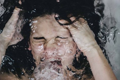 Screaming under water. Just duck under and scream Mara Dyer, Toni Stark, Allison Argent, Under Water, Underwater Photography, Story Inspiration, Xmen, A Group, Dark Art