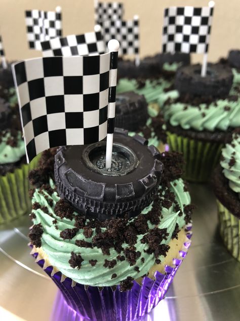 Monster Truck cupcakes Monster Jam Cupcake Cake, Monster Jam Cupcakes Ideas, Grave Digger Cupcakes, Monster Jam Birthday Cupcakes, Monster Truck Birthday Cupcakes, Monster Truck Cupcakes Ideas, Monster Truck Treats, Monster Truck Smash Cake, Monster Jam Cupcakes