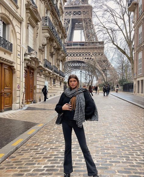 Winter In Paris Outfit Cold Weather, Paris Ootd Winter, Oversized Outfit Winter, Paris Style Fall, Winter In Paris Outfit, Paris Outfit Ideas Winter, Paris Outfits Winter, Europe Winter Outfits, Paris In December