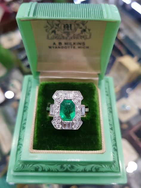 Emerald Engagement Ring Set, Art Deco Emerald, Gorgeous Rings, Columbian Emeralds, Vintage Inspired Rings, Emerald Rings, Historical Jewellery, Sparkly Things, Gemstone Jewellery