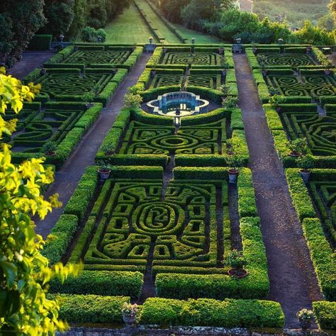 The gorgeous gardens of Castello Ruspoli in Vignanello, Italy. 🇮🇹🍝🌳. The castle and its awe-inspiring Renaissance gardens are just a short… Garden Design Plans, Italian Garden, Castle Designs, Garden Park, Formal Gardens, Unique Gardens, Gorgeous Gardens, Garden Lovers, The Castle