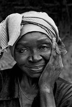 <3 Old Faces, Elderly People, Old Woman, Black And White Portraits, People Of The World, African Beauty, Interesting Faces, White Photo, Beautiful Soul