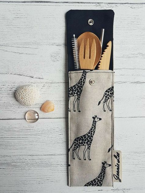 Syprosjekter For Nybegynnere, Cutlery Pouch, Waste Free Living, Craft Table Diy, Bamboo Bag, Slow Fashion Movement, Zero Waste Lifestyle, Creation Couture, Giraffe Print