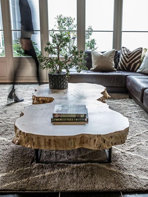 Atlanta designer Alice Cramer says to clear the clutter off of your coffee table and use varying heights to make the surface a showpiece. She… Tree Trunk Coffee Table, Wooden Coffee Table Designs, Stump Coffee Table, Coffee Table Inspiration, Coffee Table Trunk, Unique Coffee Table, Table Inspiration, Diy Coffee Table, Wooden Coffee Table