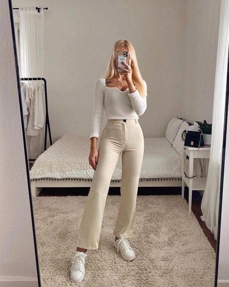 What To Wear With Ivory Pants: 17 Best Casual Outfits - The Wandering Girl Best Casual Outfits, Daily Outfit Inspiration, Beige Outfit, Uni Outfits, Beige Pants, Neue Outfits, Causual Outfits, Mode Inspo, Basic Outfits