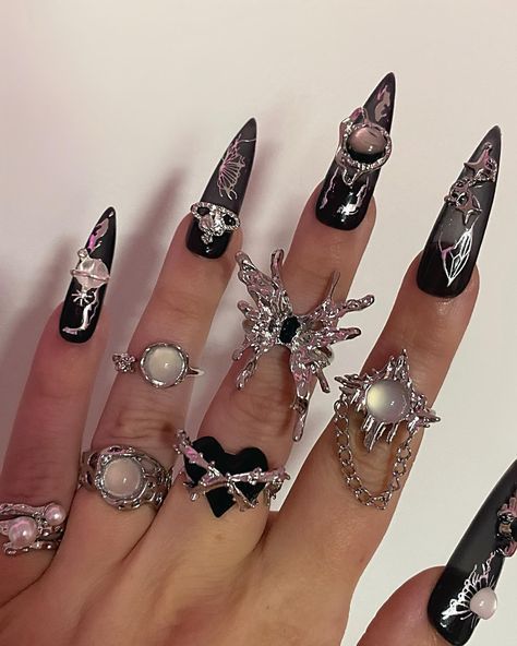 Nail Designs Gothic, Gothic Nail Ideas, Monster Inc Nails, Gothic Nail Designs, Dark Manicure, Cyberpunk Nails, Nail Details, Cyberpunk Jewelry, Gothic Nail Art