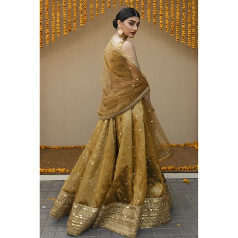 Yellow Dresses Indian, Golden Indian Outfits, Gold Banarasi Lehenga, Gold Lengha, Trendy Outfits Indian, Indian Outfits Lehenga, Indian Bride Outfits, Lehnga Dress, Bridal Lehenga Collection