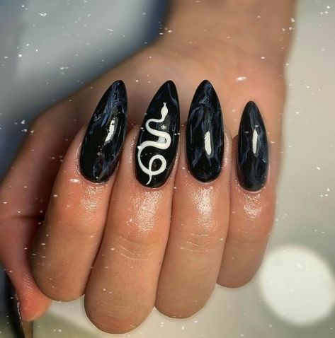 Black Nail Designs Snake, Black Snake Nails Acrylic, Snake On Nail Design, Easy Snake Nail Art, Black Nails With Snake Design, Snake Gel Nails, Gold Snake Nail Design, Nail Ideas Snake, Black And Green Snake Nails