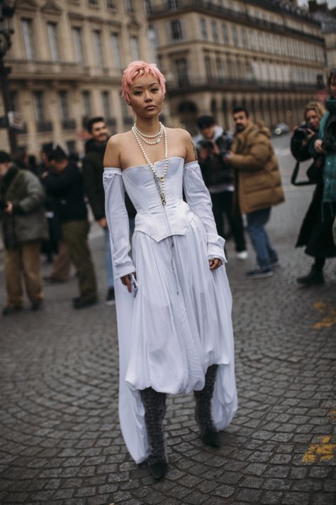 Strange Outfits, Neo Romanticism, Fashion Week Fall 2023, Outfits Street Styles, High Fashion Runway, Artsy Style, Paris Fashion Week Street Style, Fairy Fashion, Fashion Wishlist