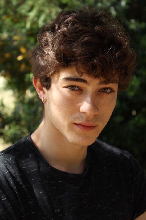 Dimenticate il simpatico Mimmo dei Cesaroni, Federico Russo oggi è il gemello (figo) di Curonelleitalia Italian Boys, Freckle Face, Cute Gym Outfits, Boy Face, Corte De Cabelo Masculino, Model Face, Books For Boys, Portrait Inspiration, Character Aesthetic