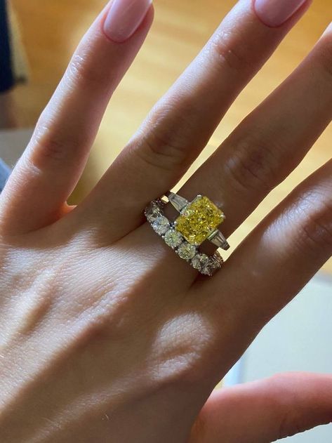 Yellow Diamond Aesthetic, Piscine Aesthetic, Luxury Dinner Date, Tiffany Yellow Diamond Ring, Diamond Aesthetic, Canary Diamond Ring, Stereo Love, Dark Luxury, Heart Party