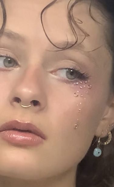 Diamond Makeup Looks Euphoria, Mitski Concert Makeup, Strange Makeup Looks, Glitter Crying Makeup, Prom Makeup Pearls, Rhinestone Tears Makeup, Mitski Makeup, Maquillage Euphoria, Glitter Tears Makeup