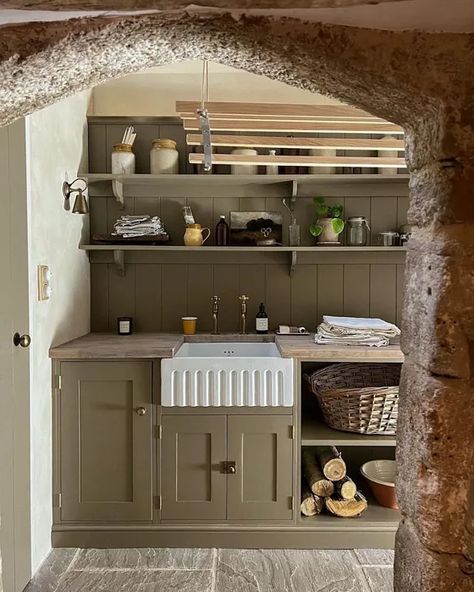 Farrow and Ball Mouse's Back 40 kitchen cabinets Tiffany Leigh Design, Farrow And Ball Kitchen, Boot Room Utility, Utility Room Designs, Tiny Laundry, Ivy House, Laundry Room Inspiration, Farrow And Ball, Style Cottage