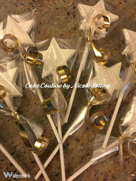 Twinkle twinkle little star chocolate lollipops Star Party Favors, Wedding Cake Pops Favors, Star Birthday Party Ideas, Birthday Desert, Star Snacks, Star Baby Shower Theme, Birthday Snacks, Star Birthday Party, Birthday Goodie Bags