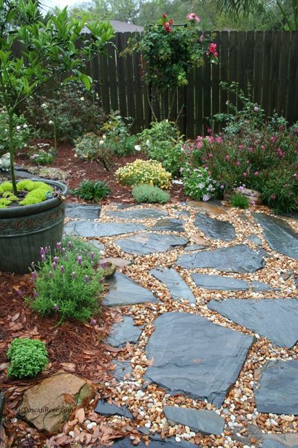 Stones and pea gravel beside the patio, between the rose bushes, with a few pott Gravel Gardens, Creative Backyard, Ideas Jardin, Stone Garden Paths, Slate Patio, Grass Landscape, Gravel Patio, Rock Landscaping, Gravel Garden