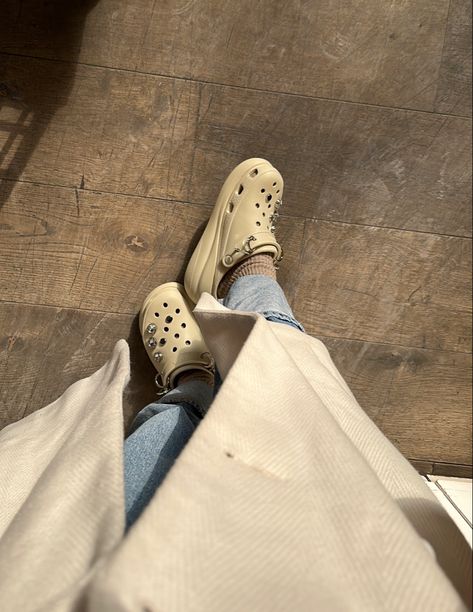 Crocs Crush, Crocs Baya, Crocs Fashion, Sneaker Outfits Women, Shoes 2023, Hijabi Fashion, Sneakers Outfit, Insta Photo Ideas, Diy Fashion