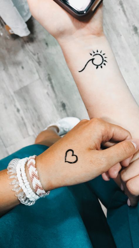 Hena Tato Desain Simple Aesthetic, Cute Henna Tattoos Aesthetic, Cute Henna Tattoos Hand Easy, Henna Tattoo Designs Simple Aesthetic, Cute Easy Henna Designs Simple, Simple Henna Art Designs, Cute Henna Tattoos Small Simple, Cute Henna Designs Aesthetic, Hena Aesthetic Simple