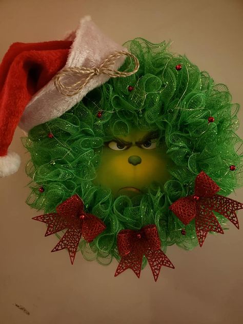 Grinch Themed Decorations, Grinch Porta, Christmas Decor Ideas Grinch, Grinch Xmas Tree, Grinch Christmas Decorations Diy, Grinch Decorating Ideas, Grinch Wreath Diy, The Grinch Christmas Decorations Diy, Grinch Diy Decorations