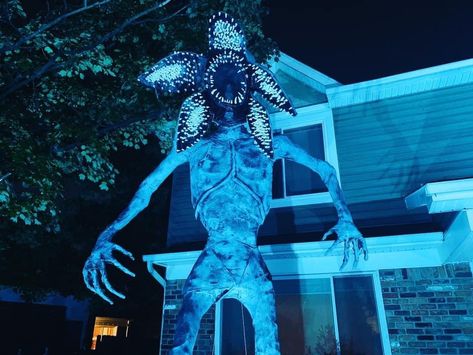 Stranger Things Outdoor Decor, Stranger Things Decoration Diy, Stranger Things Halloween Decorations Outdoor, Stranger Things Yard Decor, Stranger Things Outdoor Halloween Decor, Diy Demogorgon Decoration, Stranger Things Haunted House, Diy Stranger Things Decor, Halloween Maze Ideas