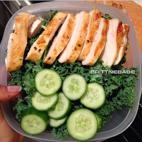 “Queen of Home Workouts” 🇹🇹🇺🇸 on Instagram: “Close up of this yummy grilled chicken salad mixed with kale and cucumbers.😻🙈❤️ . ___________________________ 💦Check out my website for…” Grilled Chicken Salad, Home Workouts, Chicken Salad, Grilled Chicken, Kale, My Website, Cucumber, Zucchini, Meal Prep