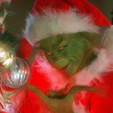 The grinch menaces an ornament in a scene from How the Grinch Stole Christmas Grinch Memes, Immagini Grinch, English Presentation, Funny Christmas Wallpaper, Xmas Stickers, Kids Christmas Movies, Funny Grinch, Christmas Wallpaper Iphone Cute, The Grinch Movie