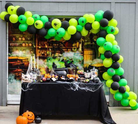 Witches Trunk Or Treat, Witch Trunk Or Treat Ideas, Witch Trunk Or Treat, Trick Or Treat Station, Witches Kitchen, Frozen Castle, Car Cookies, Creepy Halloween Decorations, Witch Diy