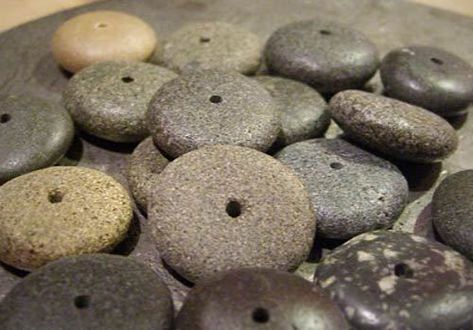 Pebble Jewelry Diy, Rock Yard Art, Rock Sculptures Garden Stone Art, Bush Kindy, River Rock Decor, River Stones Crafts, River Rock Crafts, Diy River Rock, Turtle Enclosure