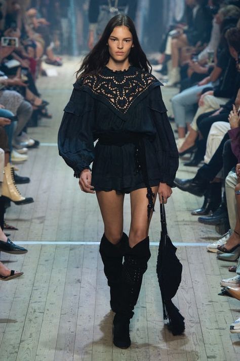 Isabel Marant | Ready-to-Wear - Spring 2019 | Look 8 Isabel Marant Aesthetic, Isabel Marant Summer, Annie Core, Isabel Marant Style, Retro Spring, Look Boho Chic, Black Items, Boho Chic Outfits, Stockholm Fashion