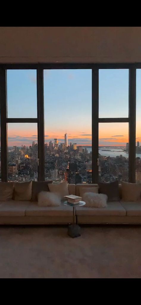 Apartamento New York, Penthouse Aesthetic, Appartement New York, Nyc Penthouse, City View Apartment, New York Penthouse, Wall Decoration Ideas, Apartment View, New York City Apartment