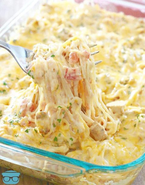 The Best Chicken Spaghetti (+Video) - The Country Cook Best Chicken Spaghetti, Best Chicken Spaghetti Recipe, Creamy Cheesy Chicken, Chicken Spaghetti Recipe, Chicken Spaghetti Casserole, Cheesy Chicken Spaghetti, Chicken Spaghetti Recipes, Grilled Chicken Breast, Fusion Dishes