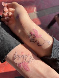 Cute Matching Tattoos For Cousins, Cat Tattoo Matching, Cat Matching Tattoos, Cute Matching Tattoos For Best Friends, Matching Cat Tattoos, Tattoo Friendship, Matching Cousin Tattoos, Tattoo Ideas Matching, Tattoos Cartoon