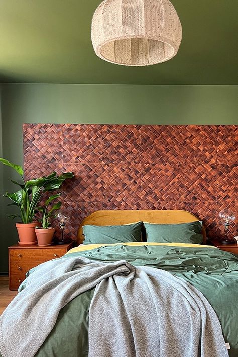 How do you like this nature-inspired bedroom? Because we’re really feeling it. Tinto Wallcovering paired with strong green and some linen accents. Project by @olazwolenik. Forest Bedroom Ideas, Funky Bedroom Decor, Ornate Bed, Wooden Wallpaper, Funky Bedroom, Forest Bedroom, Warm Paint Colors, Vintage Bedroom Furniture, Coastal Bedroom Decorating