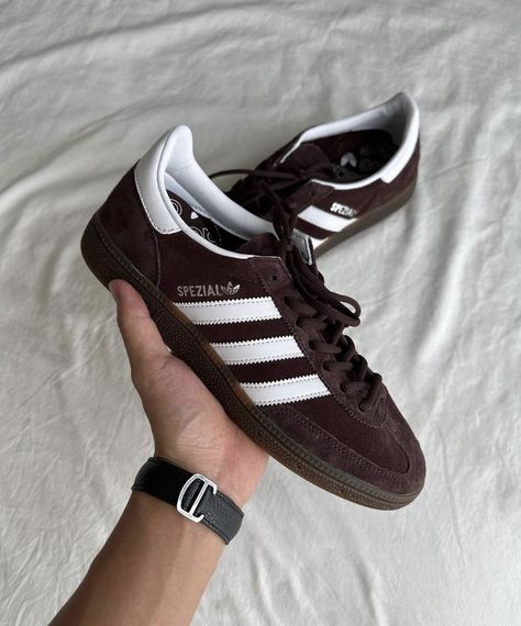 Silly Outfits, Wishlist Shoes, Chocolate Aesthetic, Shoes For Fall, Inspo Fits, Adidas Handball Spezial, Men's Adidas (men), Adidas Handball, Adidas Spezial