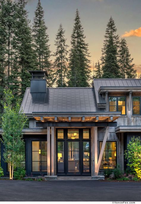 Homes With Walk Out Basements, Mountain House Bathroom Ideas, Martis Camp Homes, Mountain Homes Exterior, Modern Cabin Exterior, Modern Mountain Home Exterior, Modern Mountain House Plans, Mini Chalet, Contemporary Mountain Home