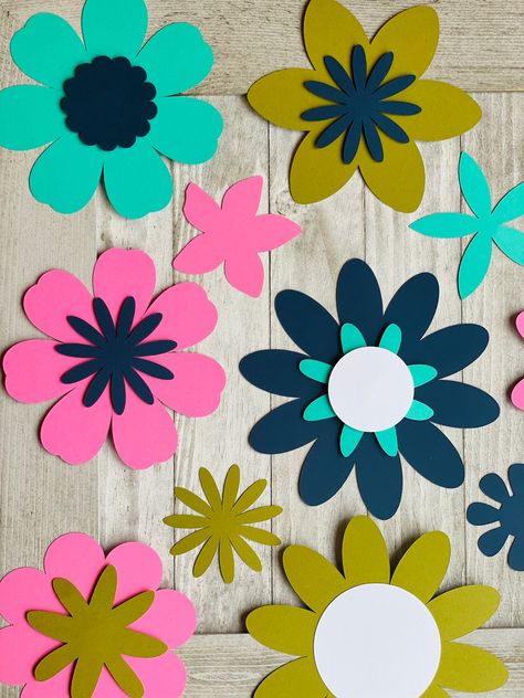 Flower Theme Classroom, Flower Craft Paper, Farm Classroom, Construction Paper Flowers, Construction Paper Crafts, Easy Paper Flowers, School Creative, Bulletin Board Decor, 2d Shapes