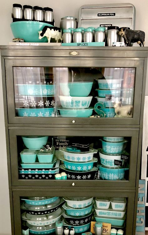 Vintage Pyrex Collection, Pyrex Display, Vintage Pyrex Patterns, Vintage Pyrex Dishes, Black Kitchen Decor, Pyrex Patterns, Turquoise Kitchen, Teal Kitchen, Pyrex Collection