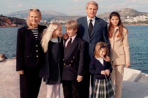 EVGENIA GL HAPPY FAMILY ONASSIS Athina (far right) on a trip to Athens with Roussel, her half-siblings, and stepmother Gaby. Family Portrait Studio, Old Money Family, Family Photo Studio, Siblings Photos, Aristotle Onassis, Half Siblings, Money Girl, Rich Family, Standing Poses