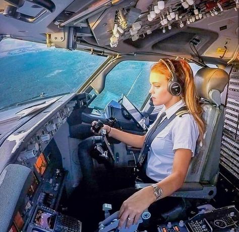 Pilot Career, Pilot Uniform, Airplane Wallpaper, Pilots Aviation, Airline Pilot, Flight Attendant Life, Airplane Photography, Airplane Pilot, Female Pilot