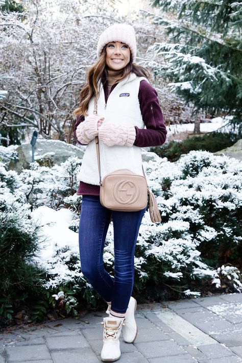 During my recent trip to Whistler, I bundled up after a light frosting of snow and decided to share the outfit underneath my big puffer coat with y'all to give y'all an idea of what my layers look like! I love these colors! White Duck Boots Outfit, Duck Boot Outfit Ideas, Duck Boots Outfit Fall, Sperry Duck Boots Outfit, Duck Boot Outfits, Duck Boot Outfit, Duck Boots Outfit, Duck Boats, Travel Outfit Spring