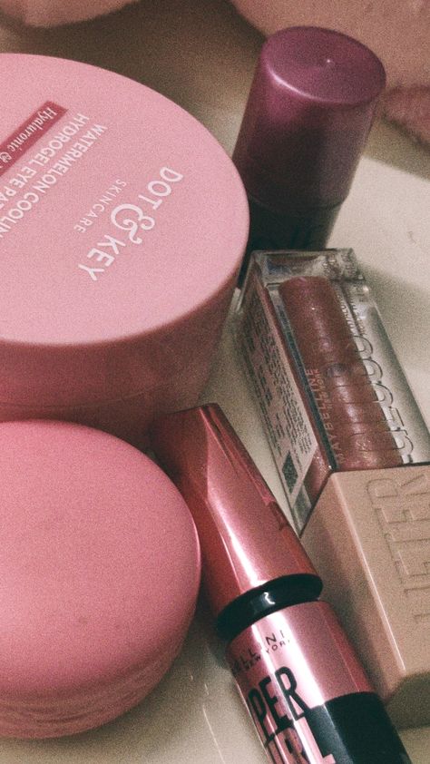 Indian Snap, Makeup Snap, Pink Makeup Aesthetic, Makeup Aesthetic Products, Aesthetic Makeup Products, Aesthetic Blurry Mirror Selfie, Snapchat Makeup, Aesthetic Products, Skincare For Oily Skin