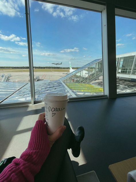 Starbucks Airport, Airport Aesthetics, Airport Airplane, Traveling Aesthetic, Airport Photos, Travel Life, Travel Aesthetic, Road Trips, Road Trip