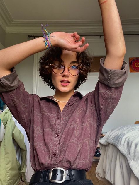 Isabel Hendrix Outfits, Messy Curly Hair Short, Unisex Curly Haircut, Lesbian Curly Hair Short Hairstyles, Short Curly Haircuts 2c, Gender Fluid Curly Hair, Curly Short Hair Nonbinary, Queer Short Curly Hair, Gender Neutral Curly Haircut