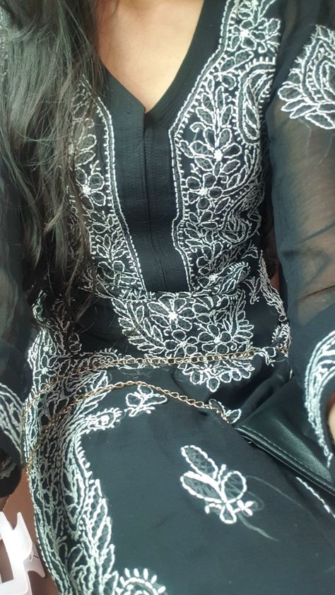 Outfit inspo🖤 Chikankari kurti Chikankari Kurti Aesthetic, Kurti Aesthetic, Black Kurti, Desi Dress, Chikankari Kurti, Selfie Inspo, Poses Instagram, Selfie Poses Instagram, Selfie Poses