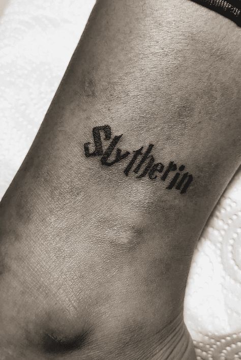 Tattoo Ideas Harry Potter Slytherin, Harry Potter Slytherin Tattoo Ideas, Slytherin Aesthetic Tattoo, Small Slytherin Tattoo Ideas, Hogwarts Tattoo Ideas, Draco Tattoos For Women, Draco Malfoy Tattoo Ideas, Tattoo Ideas Slytherin, Harry Potter Slytherin Tattoo