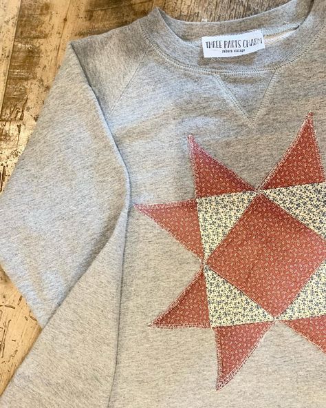 Sweatshirt Fabric Projects, Sweatshirt With Quilt Block, Quilt Square Sweatshirt, Quilt Block Sweatshirt, Patchwork Sweatshirt Diy, Patchwork Shirt Diy, Quilt Sweatshirt, Jersey Patchwork, Quilted Crewneck