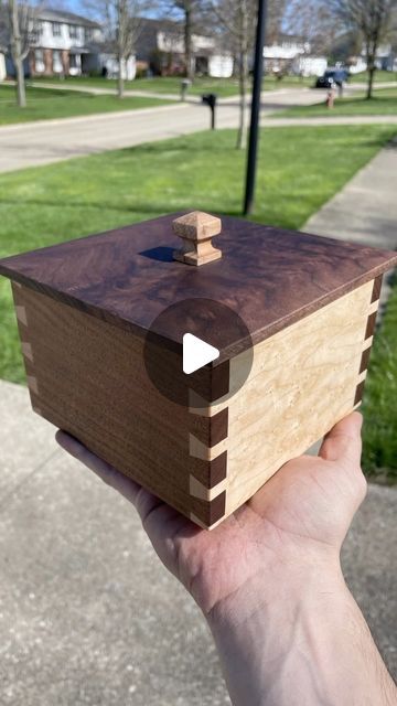 Making A Wooden Box Diy, Diy Wood Tool Box Ideas, Tiny Wood Projects, Tools Box Ideas, Wood Handmade Ideas, Dovetail Projects, Small Wood Box Ideas, Diy Wood Gift Ideas, Wooden Boxes Ideas