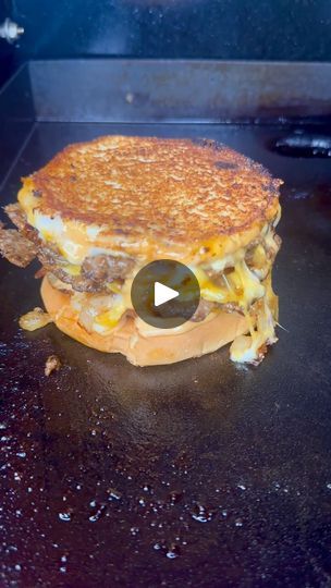 Grilled Cheese Burger, Cheese Patties, Patty Melt Recipe, Best Ground Beef Recipes, Garlic Parmesan Fries, Smash Burger Recipe, Parmesan Fries, Smash Burgers, Patty Melt